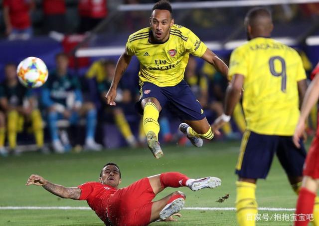 包含多特蒙德绝杀阿森纳，莱万乌龙送礼世界杯的词条